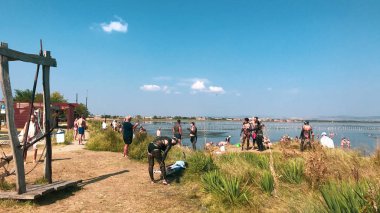 Ahyolu, Bulgaristan - 08 Eylül 2018: İnsanlar Gölü Ahyolu ziyaret edin. Burgaz Gölü grubunun en kuzeydeki göl da olan bir ultrasaline lagün doğal olduğunu.