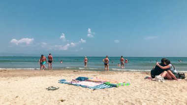 Ahyolu, Bulgaristan - 08 Eylül 2018: Rahatlatıcı insanlar sahilde.