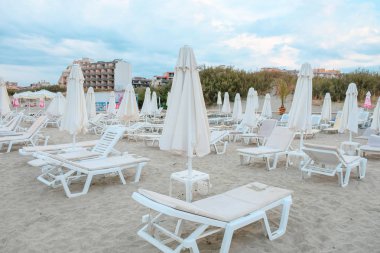 Ahyolu, Bulgaristan - 08 Eylül 2018: şezlong deniz Ahyolu, Bulgaristan'ın önünde.