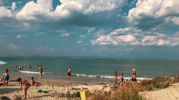 保加利亚 Pomorie 2018年9月08日 在海滩上放松的人们 — 图库照片
