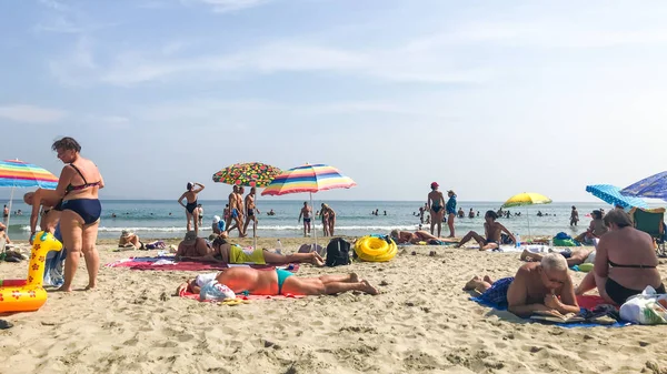 Pomorie Bulgarije September 2018 Mensen Ontspannen Het Strand — Stockfoto