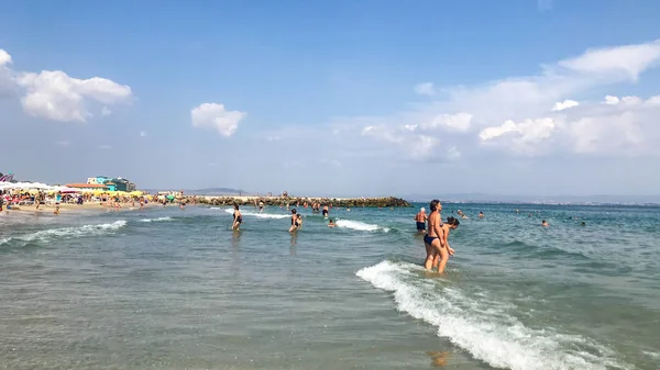 Pomorie Bulgária Setembro 2018 Pessoas Relaxando Praia — Fotografia de Stock