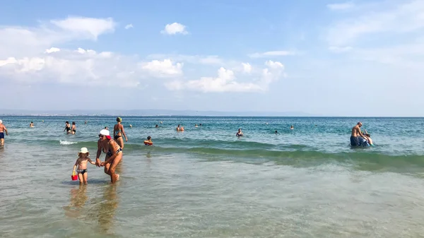 保加利亚 Pomorie 2018年9月08日 在海滩上放松的人们 — 图库照片