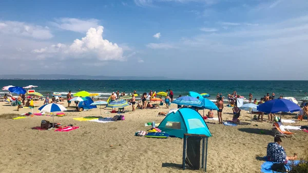 Pomorie Bulgaria Settembre 2018 Persone Che Rilassano Sulla Spiaggia — Foto Stock