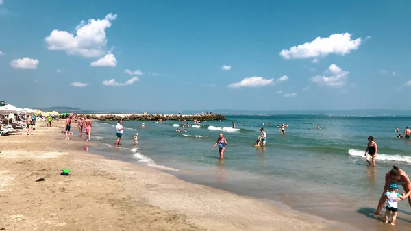 Pomorie Bulgaria Septiembre 2018 Personas Relajadas Playa —  Fotos de Stock