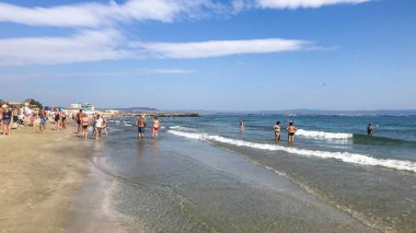 Ahyolu, Bulgaristan - 10 Eylül 2018: Rahatlatıcı insanlar sahilde.