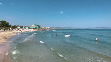 Ahyolu, Bulgaristan - 10 Eylül 2018: Rahatlatıcı insanlar sahilde.