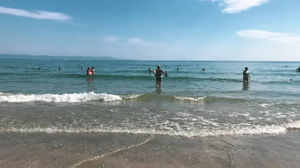 保加利亚 Pomorie 2018年9月10日 在海滩上放松的人们 — 图库照片