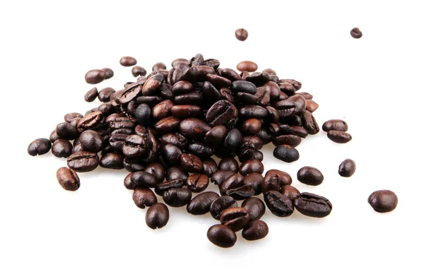 咖啡豆在白色上被分离出来 — 图库照片
