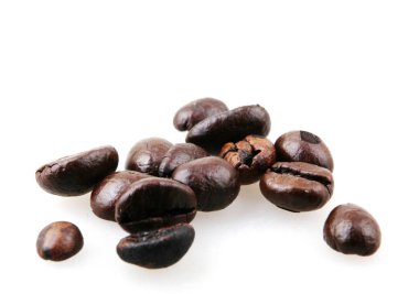 Kahve çekirdekleri beyaz üzerine izole