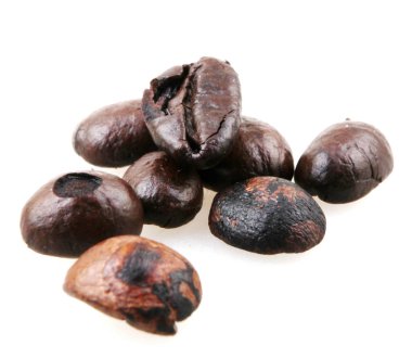 Kahve çekirdekleri beyaz üzerine izole