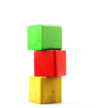 Beyaz arkaplanda izole edilmiş tahta bloklar.