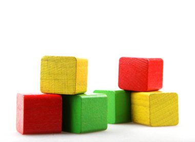 Beyaz arkaplanda izole edilmiş tahta bloklar.