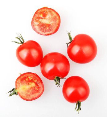 Çeri domatesi beyaz üzerine izole.