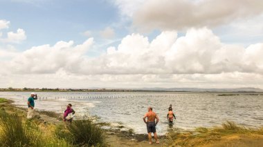 Ahyolu, Bulgaristan - 14 Eylül 2018: İnsanlar Gölü Ahyolu ziyaret edin. Burgaz Gölü grubunun en kuzeydeki göl da olan bir ultrasaline lagün doğal olduğunu.