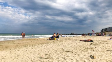 Ahyolu, Bulgaristan - 14 Eylül 2018: Rahatlatıcı insanlar sahilde.