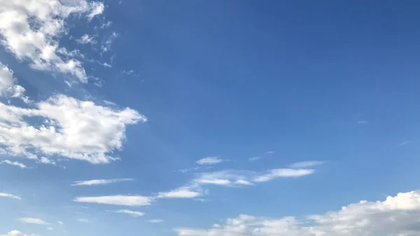 Cielo Azul Lleno Nubes Blancas Esponjosas — Foto de Stock