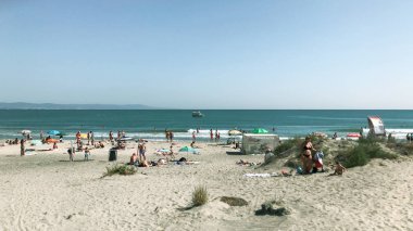 Ahyolu, Bulgaristan - 15 Eylül 2018: Rahatlatıcı insanlar sahilde.