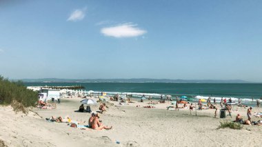 Ahyolu, Bulgaristan - 15 Eylül 2018: Rahatlatıcı insanlar sahilde.