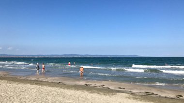 Ahyolu, Bulgaristan - 17 Eylül 2018: Rahatlatıcı insanlar sahilde.