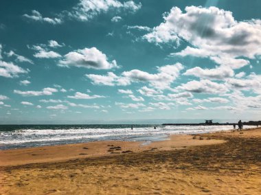 Ahyolu, Bulgaristan - 19 Eylül 2018: Rahatlatıcı insanlar sahilde.