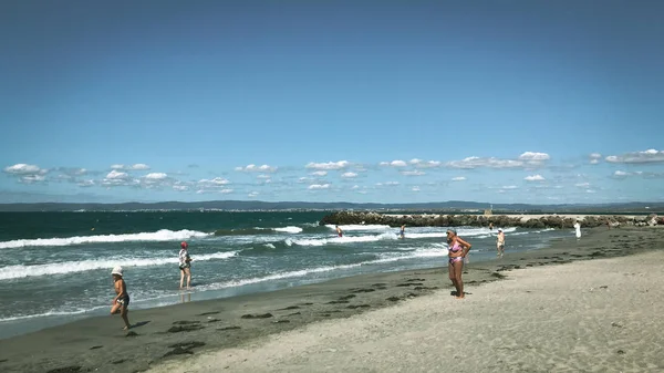 Pomorie Bulgaria Septiembre 2018 Personas Relajadas Playa —  Fotos de Stock