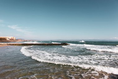 Bulgaristan 'ın Pomorie kentindeki Güzel Sahil ve İnanılmaz Deniz.