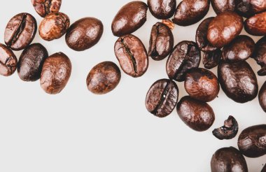 Beyaz arka planda izole kahve çekirdekleri