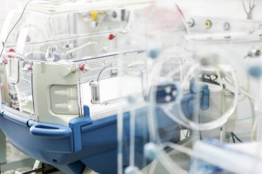 Yeni doğan bebek hastane kuluçka.