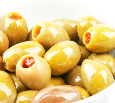 Beyaz arkaplanda zeytin.