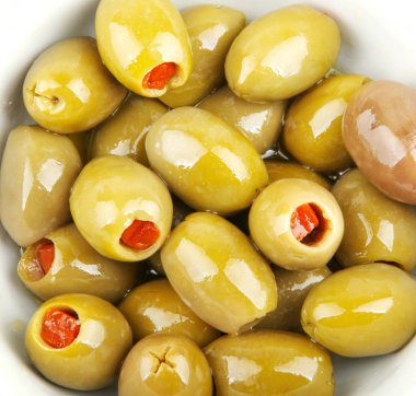 Beyaz arkaplanda zeytin.