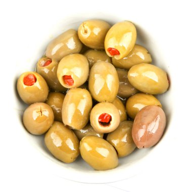 Beyaz arkaplanda zeytin.