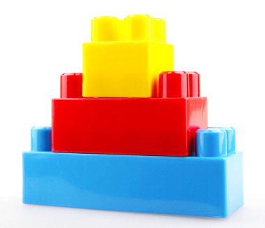 Plastik yapı taşları beyaza izole edilmiş.