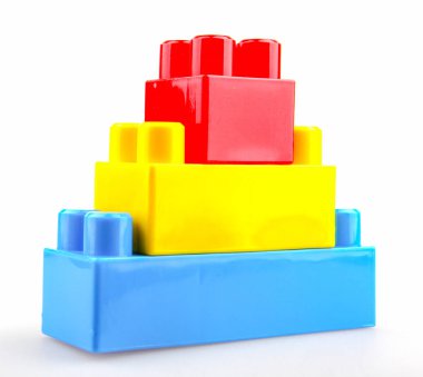 Plastik yapı taşları beyaza izole edilmiş.