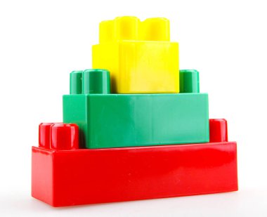 Plastik yapı taşları beyaza izole edilmiş.