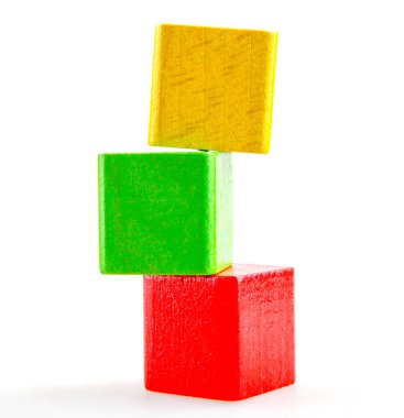 Tahta yapı taşları beyaz arkaplanda izole edildi.