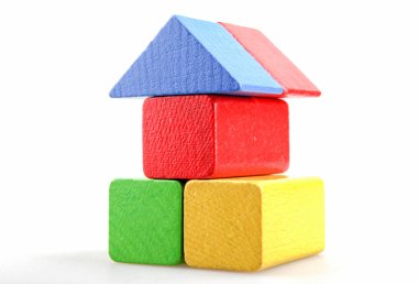 Tahta yapı taşları beyaz arkaplanda izole edildi.