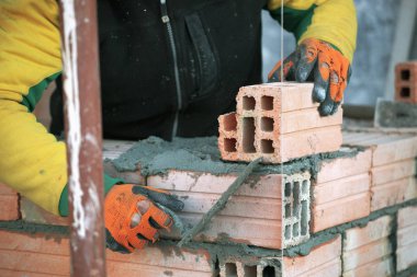 Endüstriyel çimento tuğla inşaat sitede yükleme.