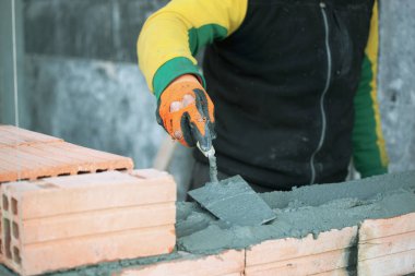 Endüstriyel çimento tuğla inşaat sitede yükleme.