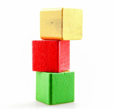 Tahta yapı taşları beyaz arkaplanda izole edildi.