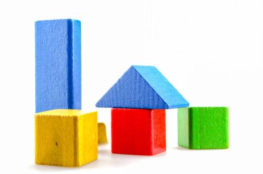 Tahta yapı taşları beyaz arkaplanda izole edildi.