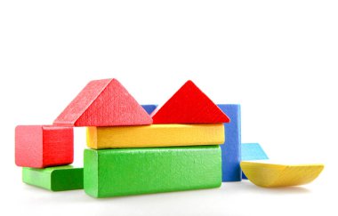 Tahta yapı taşları beyaz arkaplanda izole edildi.