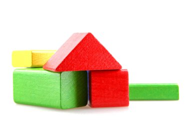 Tahta yapı taşları beyaz arkaplanda izole edildi.