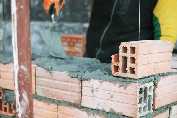 Industrial Bricklayer Installing Bricks Construction Site — Stock Photo, Image