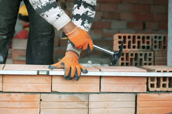 Industrial Bricklayer Installing Bricks Construction Site — Stock Photo, Image