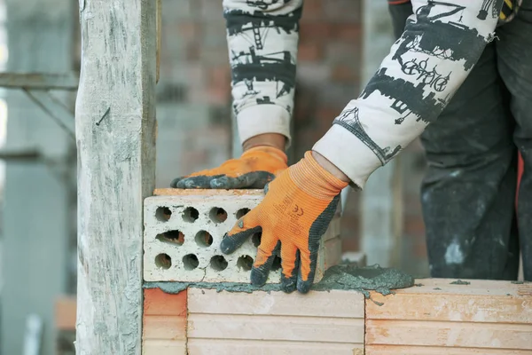 Industrial Bricklayer Installing Bricks Construction Site — Stock Photo, Image