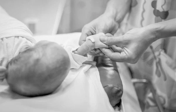 Vastasyntynyt Vauva Sairaalassa — kuvapankkivalokuva