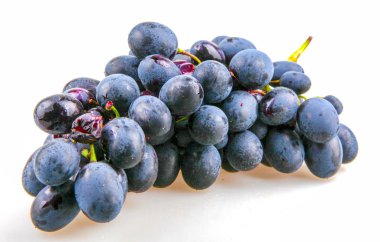 Beyaz arka plan görüntüsü izole siyah üzüm