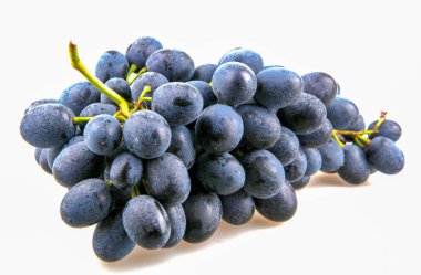 Beyaz arka planda izole edilmiş siyah üzümler.