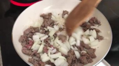 Lezzetli İtalyan makarna için sos hazırlanması